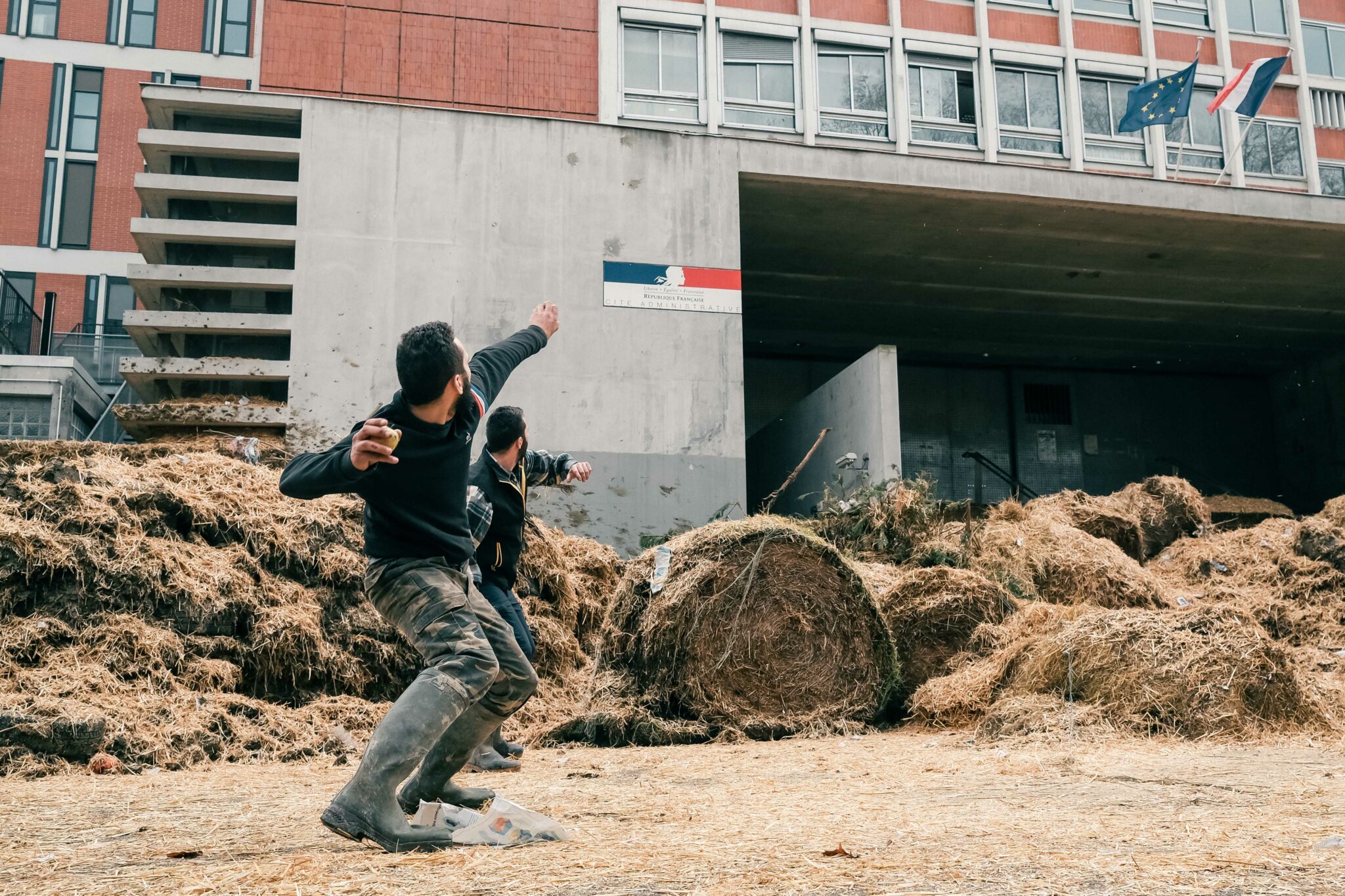 Toulouse, Haute-garonne, Occitania, France, 2024-01-16. Two farmers throwing apples; the facade of the administrative building housing the government's departments is cluttered with agricultural waste. Converging from the surrounding departements, nearly 400 tractors and 1,000 farmers demonstrated in the streets of the regional capital, in response to a call from the FNSEA and Jeunes Agriculteurs unions. They were protesting against ever-increasing taxes and standards, and ever-decreasing remuneration. Photo by Patrick Batard / Hans Lucas.
Toulouse, Haute-garonne, Occitanie, France, 2024-01-16. Deux agriculteurs en train de jeter des pommes; la facade de la cite administrative, regroupant les services de l etat, encombree par des dechets agricoles. Convergeant depuis les departements alentour, pres de 400 tracteurs et 1000 agriculteurs on manifeste dans les rues de la capitale regionale, a l appel des syndicats FNSEA et Jeunes Agriculteurs. Ils denonceant des taxes et normes toujours plus nombreuses, et une remuneration toujours en baisse. Photo de Patrick Batard / Hans Lucas.