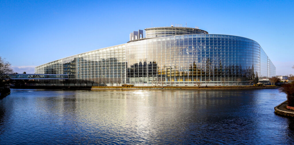 Le Parlement européen de Strasbourg, vu depuis la rive opposée